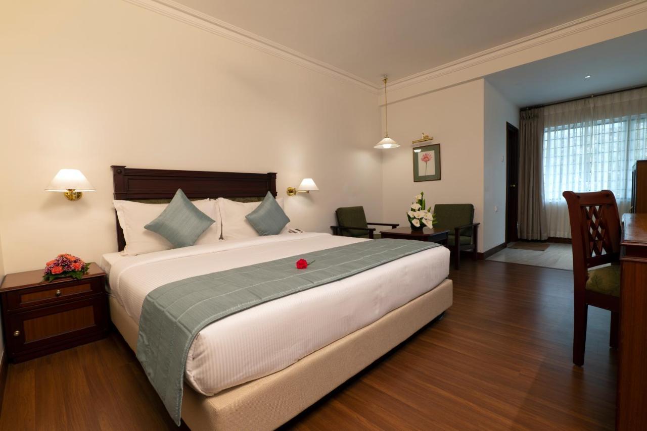 Hotel Issacs Residency à Munnar Extérieur photo