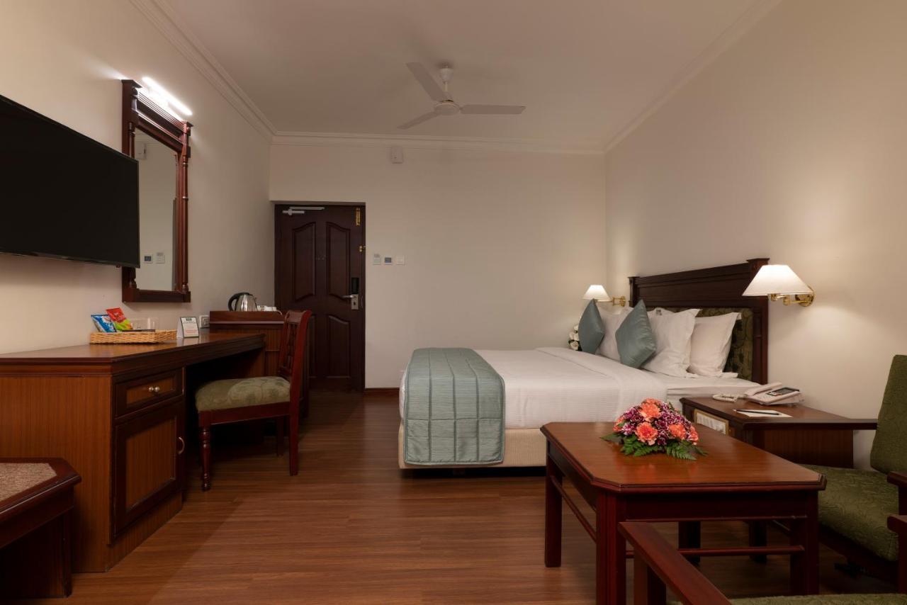 Hotel Issacs Residency à Munnar Extérieur photo