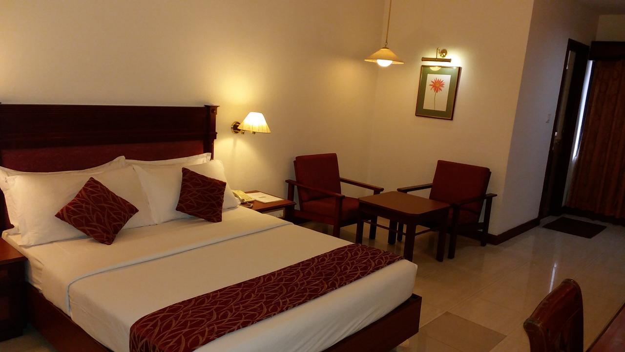 Hotel Issacs Residency à Munnar Extérieur photo