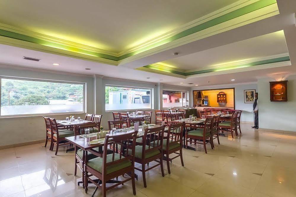 Hotel Issacs Residency à Munnar Extérieur photo