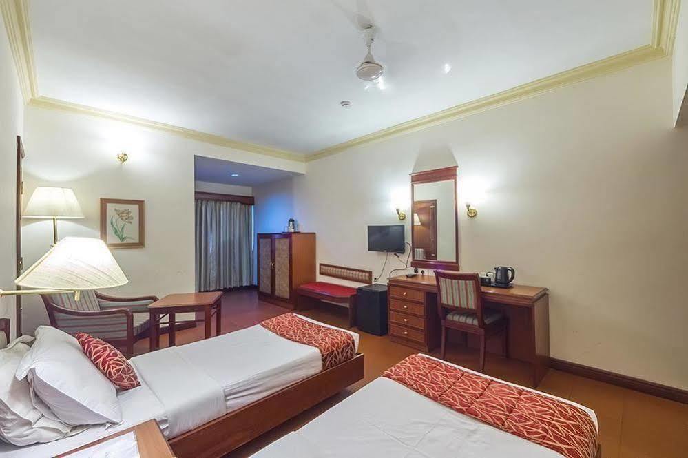 Hotel Issacs Residency à Munnar Extérieur photo
