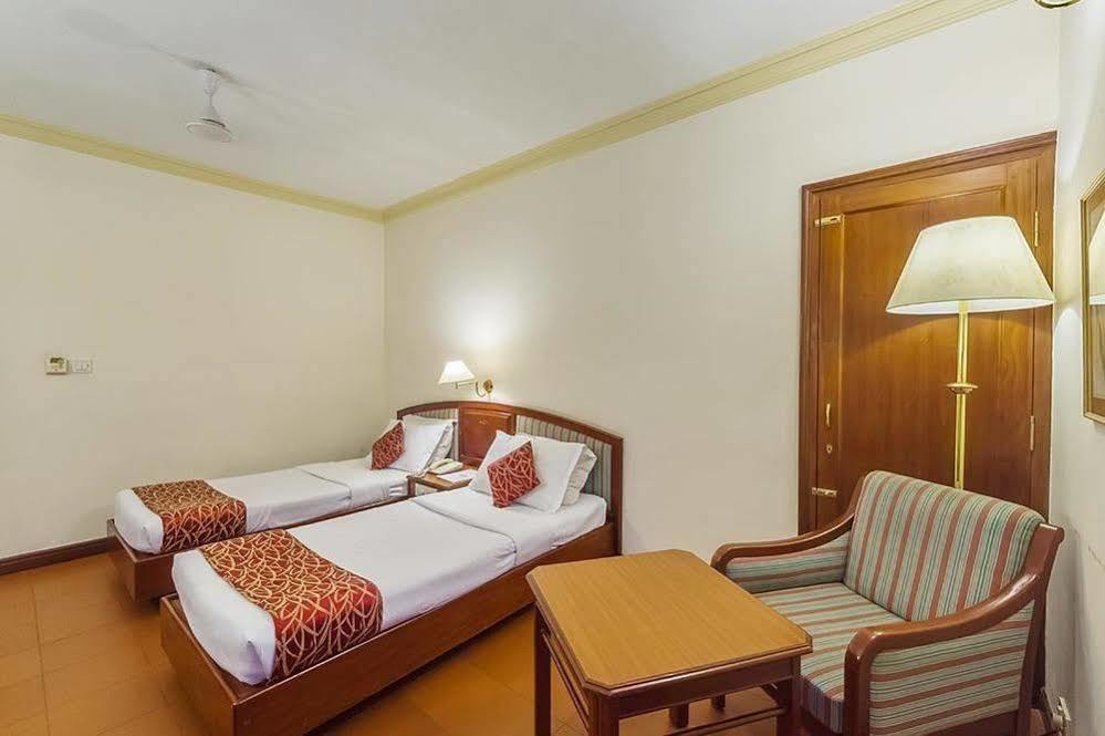 Hotel Issacs Residency à Munnar Extérieur photo