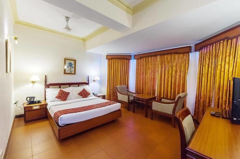 Hotel Issacs Residency à Munnar Extérieur photo