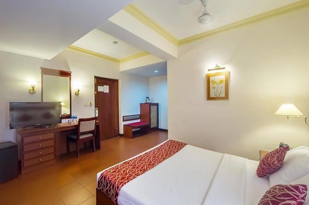 Hotel Issacs Residency à Munnar Extérieur photo