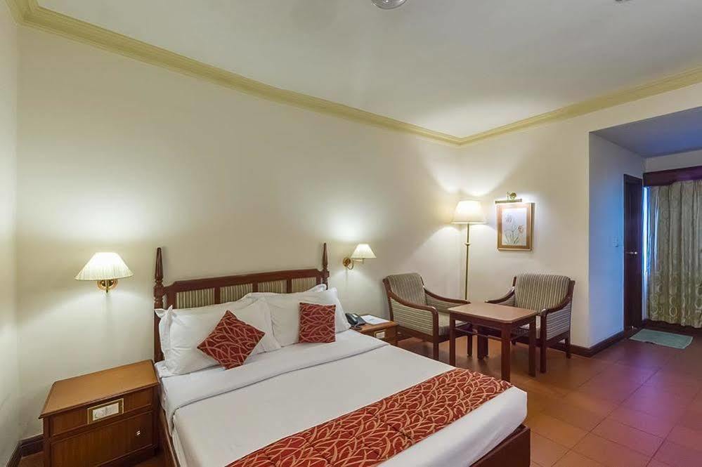 Hotel Issacs Residency à Munnar Extérieur photo