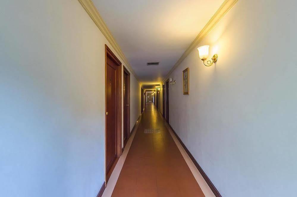 Hotel Issacs Residency à Munnar Extérieur photo
